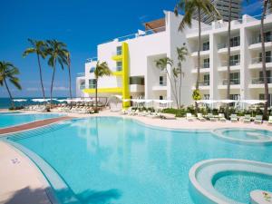 巴亚尔塔港Krystal Grand Puerto Vallarta - All Inclusive的酒店前的游泳池