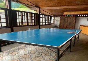 彼得罗波利斯Casa acolhedora com lazer e espaço gourmet的房间里的一张蓝色乒乓球桌