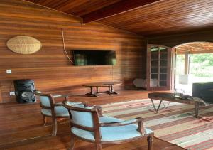 彼得罗波利斯Casa acolhedora com lazer e espaço gourmet的带沙发、桌子和炉灶的客厅