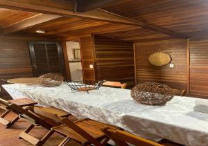 彼得罗波利斯Casa acolhedora com lazer e espaço gourmet的一间配备有白色桌椅的用餐室