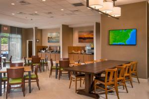 华盛顿Fairfield Inn & Suites by Marriott Washington的用餐室配有大型木桌和椅子