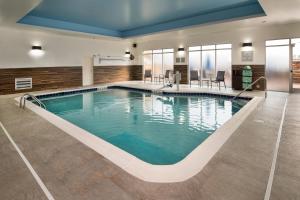 华盛顿Fairfield Inn & Suites by Marriott Washington的蓝色水面的酒店室内大型游泳池