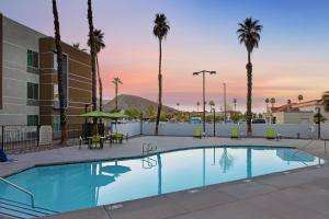 棕榈荒漠SpringHill Suites by Marriott Palm Desert的棕榈树酒店的一个游泳池