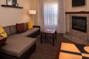 阿尔伯克基Residence Inn by Marriott Albuquerque Airport的带沙发和壁炉的客厅