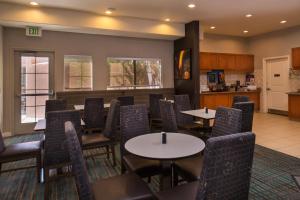 阿尔伯克基Residence Inn by Marriott Albuquerque Airport的一间带桌椅的用餐室和一间厨房