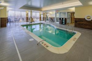 MoosicFairfield Inn & Suites Scranton Montage Mountain的酒店大堂的大型游泳池
