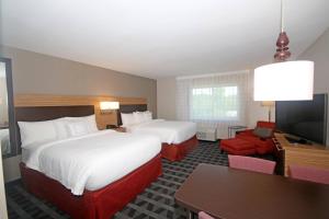 查尔斯顿TownePlace Suites by Marriott Charleston-North Charleston的酒店客房设有两张床和一台平面电视。
