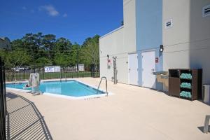 查尔斯顿TownePlace Suites by Marriott Charleston-North Charleston的大楼旁的游泳池