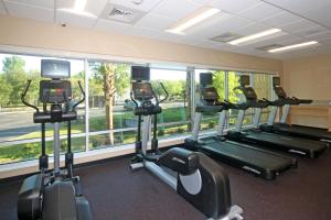 查尔斯顿TownePlace Suites by Marriott Charleston-North Charleston的健身房里一排带窗户的跑步机