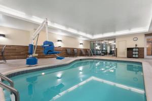 夏洛茨维尔Fairfield Inn & Suites by Marriott Charlottesville Downtown/University Area的游泳池,位于酒店带游泳池的房间内