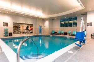 安娜堡安娜堡城中心万豪原住客栈的酒店大堂的游泳池,设有游泳池