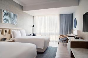 墨西哥城JW Marriott Hotel Mexico City Polanco的酒店客房配有两张床和一张书桌