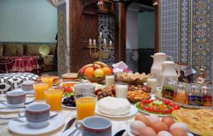 非斯达尔阿佛伊民宿的包括食物和饮料的早餐桌