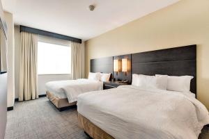 科珀斯克里斯蒂Residence Inn by Marriott Corpus Christi Downtown的酒店客房设有两张床和窗户。