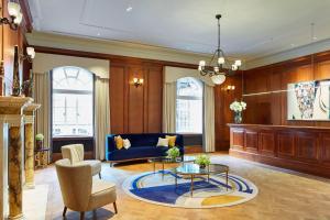 伦敦伦敦市政厅万豪酒店的客厅配有蓝色的沙发和桌子