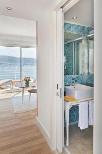 博德鲁姆Prive Hotel Bodrum - Adult Only的带浴缸的浴室,享有海景。