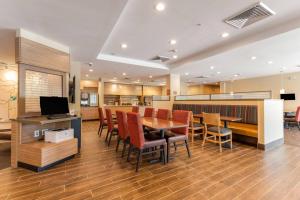 格林斯伯勒TownePlace Suites by Marriott Greensboro Coliseum Area的一间带桌椅的用餐室