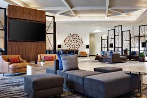 欧文Marriott Dallas Las Colinas的带沙发和平板电视的大堂。