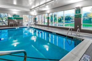 莱温芙丝TownePlace Suites by Marriott Leavenworth的大楼内一个蓝色的大型游泳池