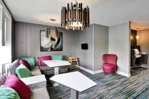 列克星敦列克星敦汉堡广场原住客栈的客厅配有沙发和粉红色椅子