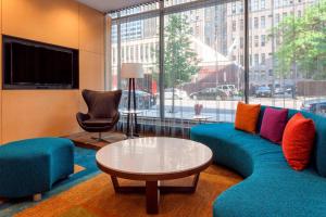 芝加哥芝加哥市中心河北岸费尔菲尔德客栈的客厅配有蓝色的沙发和桌子