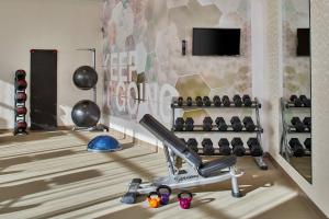 夏洛特SpringHill Suites Charlotte at Carowinds的一间带跑步机和电视的健身房
