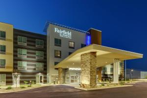 沃索Fairfield Inn & Suites Warsaw的酒店前方的 ⁇ 染