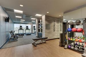 沃索Fairfield Inn & Suites Warsaw的健身房设有数台跑步机和健身器材