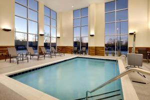 富兰克林Fairfield by Marriott Inn & Suites Franklin Cool Springs的酒店大堂的游泳池,配有桌椅