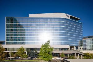 纳什维尔W Nashville的一座大型玻璃建筑,上面有W公司标志