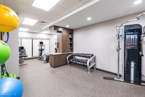 普莱诺TownePlace Suites Dallas Plano/Richardson的一间设有健身器材的健身房的房间