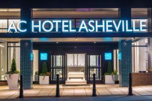 阿什维尔AC Hotel Asheville Downtown的大楼前方的 ⁇ 维耶标志