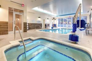 阿什维尔Fairfield Inn & Suites by Marriott Asheville Tunnel Road的游泳池,位于酒店带游泳池的客房