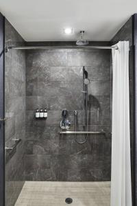 布里奇沃特AC Hotel by Marriott Bridgewater的带淋浴和浴帘的浴室