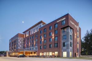 爱荷华Courtyard by Marriott Iowa City University Heights的喜来登费城酒店前方的 ⁇ 染