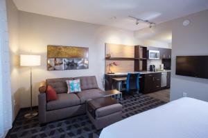 Aberdeen南派恩斯阿伯丁万豪广场套房酒店的客厅配有沙发和书桌。