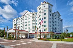 奥兰多Residence Inn by Marriott Orlando at FLAMINGO CROSSINGS Town Center的一座带美国国旗的大型白色建筑