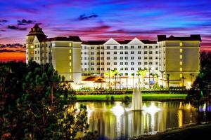 奥兰多Residence Inn by Marriott Orlando at FLAMINGO CROSSINGS Town Center的一座建筑前有喷泉的酒店