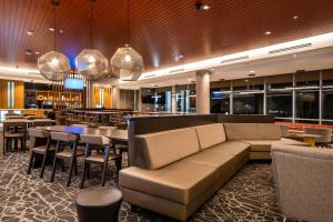 基诺沙SpringHill Suites by Marriott Kenosha的带沙发的酒店大堂和酒吧