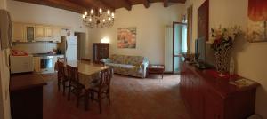 洛雷托A Casa di Marti的厨房以及带桌椅的起居室。