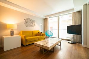 马德里SmartRental Collection Centric II的客厅设有黄色沙发和电视