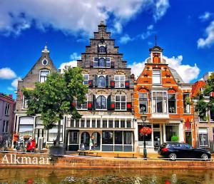 ZuidschermerBed & Breakfast Prins Hendrik (Zuidschermer)的前面有停车位的建筑