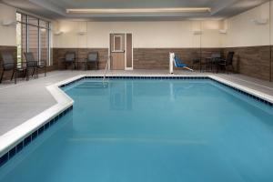 博伊西Fairfield Inn & Suites by Marriott Boise West的蓝色的游泳池,位于酒店客房内