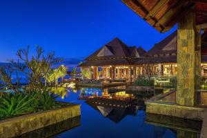 巴拉克拉瓦The Westin Turtle Bay Resort & Spa, Mauritius的夜间享有度假村的外部景色