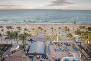 劳德代尔堡Courtyard by Marriott Fort Lauderdale Beach的享有棕榈树海滩和大海的空中景致