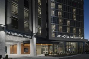 夏洛特AC Hotel by Marriott Charlotte Ballantyne的 ⁇ 染酒店大楼的毫克