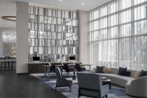 夏洛特AC Hotel by Marriott Charlotte Ballantyne的客厅配有沙发、椅子和桌子
