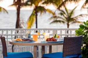 劳德代尔堡Courtyard by Marriott Fort Lauderdale Beach的海滩上一张桌子,上面摆放着食物和饮料