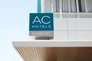 洛杉矶AC Hotel by Marriott Beverly Hills的一座建筑上面的标志,上面有阿克酒店