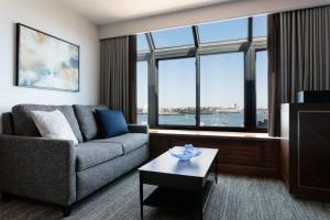 波士顿波士顿龙码头万豪酒店的带沙发和大窗户的客厅